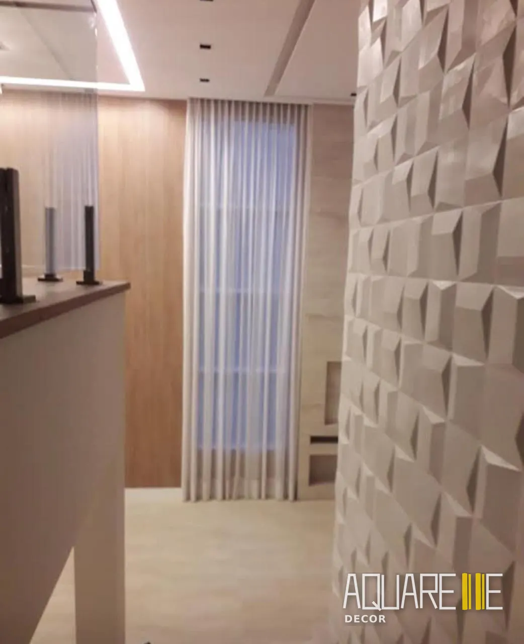 Cortina em voil instalada em corredor com parede 3D