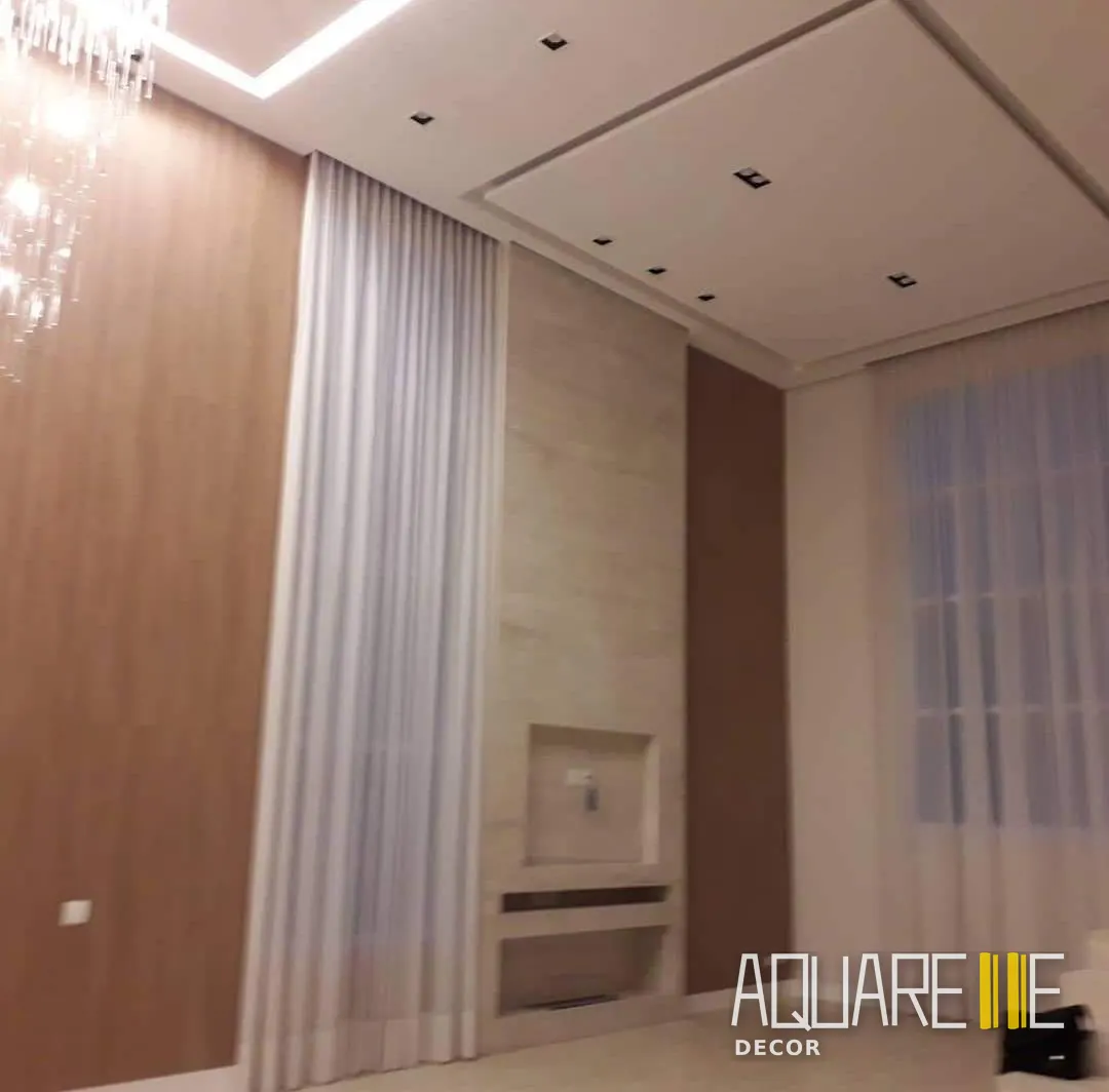 Cortina em voil para pé-direito alto em sala de estar