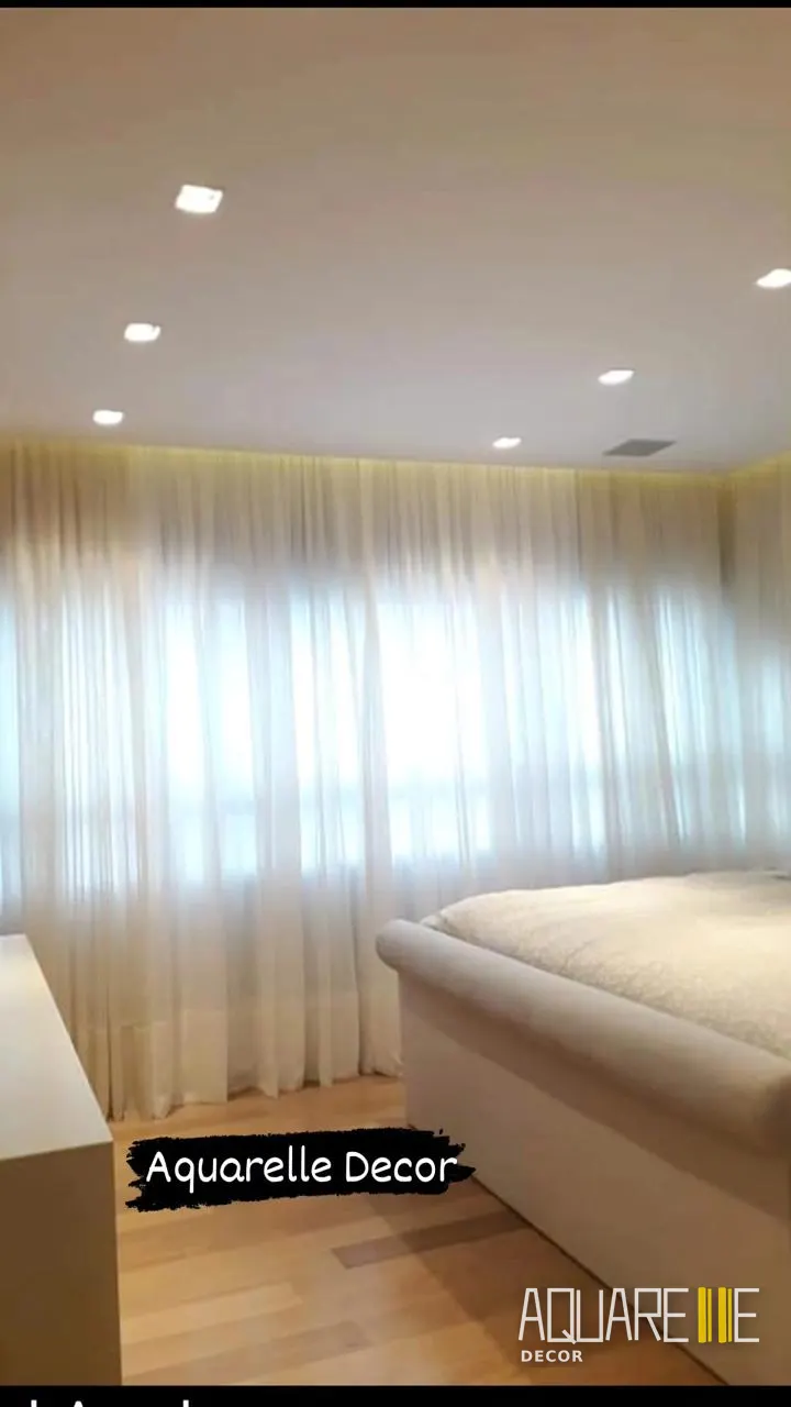 Cortina em quarto de casal com iluminação indireta