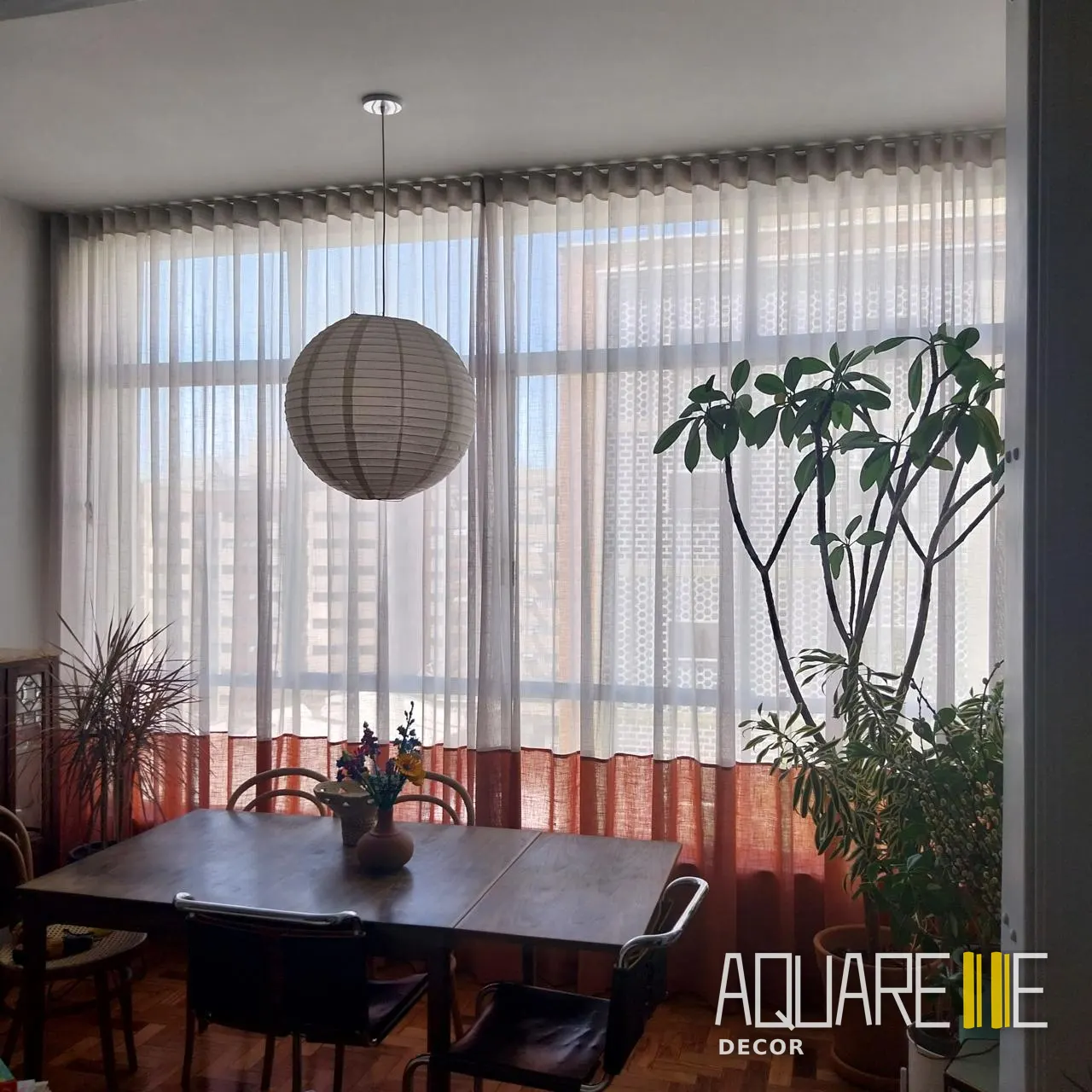 Cortinas em voil em sala de jantar com janelas amplas