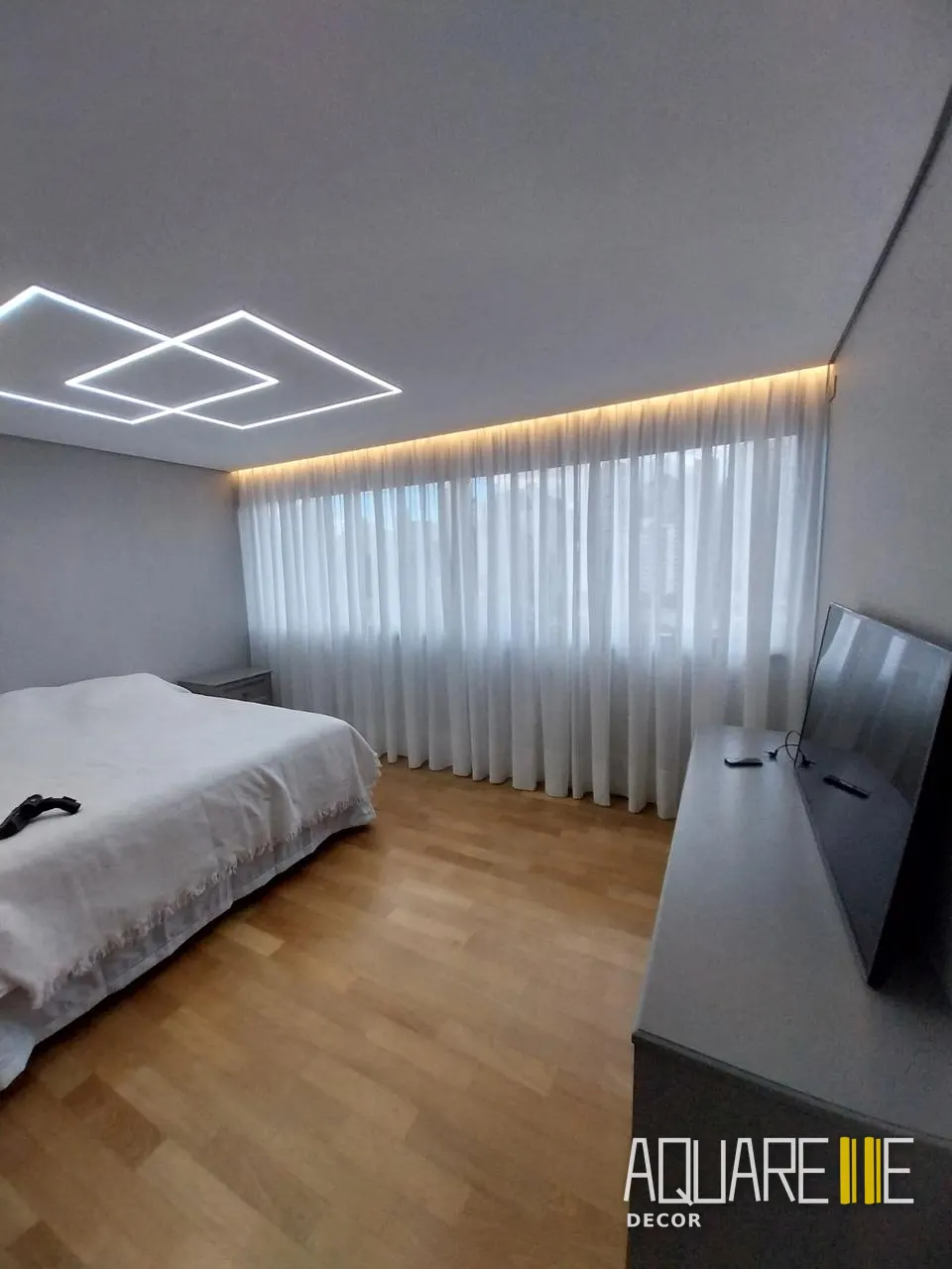 Cortina wave em quarto com sanca iluminada