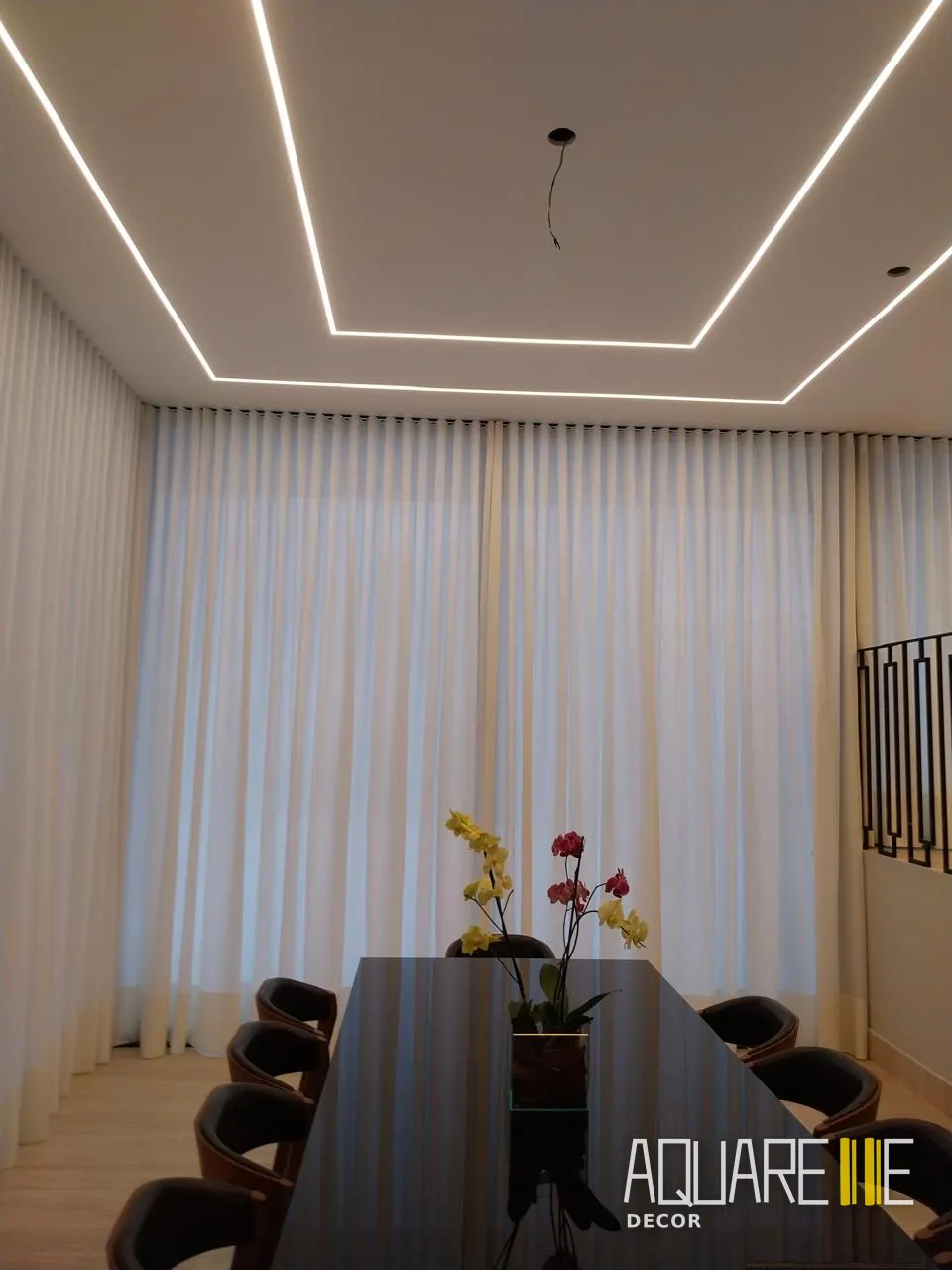 Cortina wave em sala de reunião com iluminação embutida