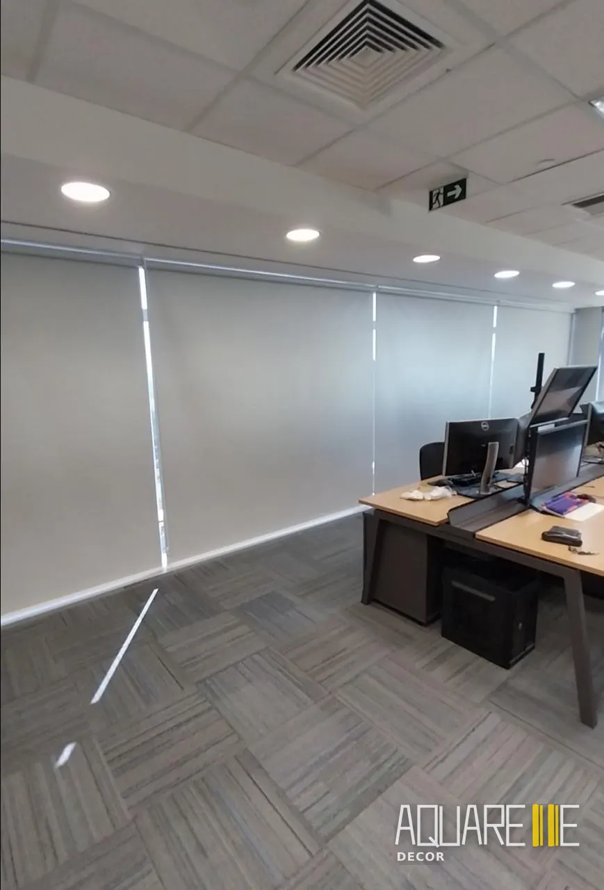 Persianas rolô em escritório corporativo