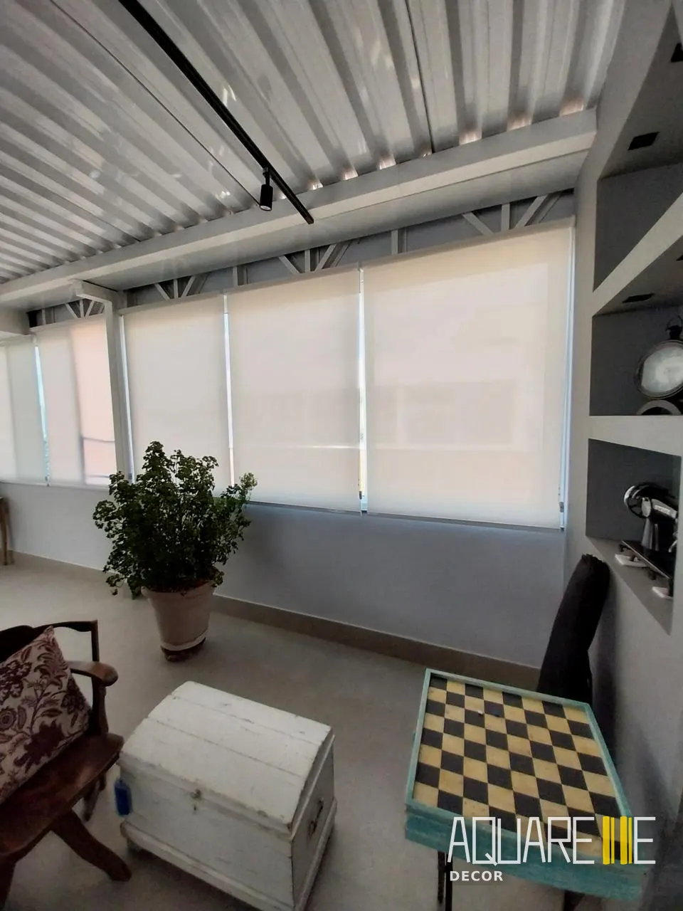 Persiana rolô em varanda envidraçada de apartamento